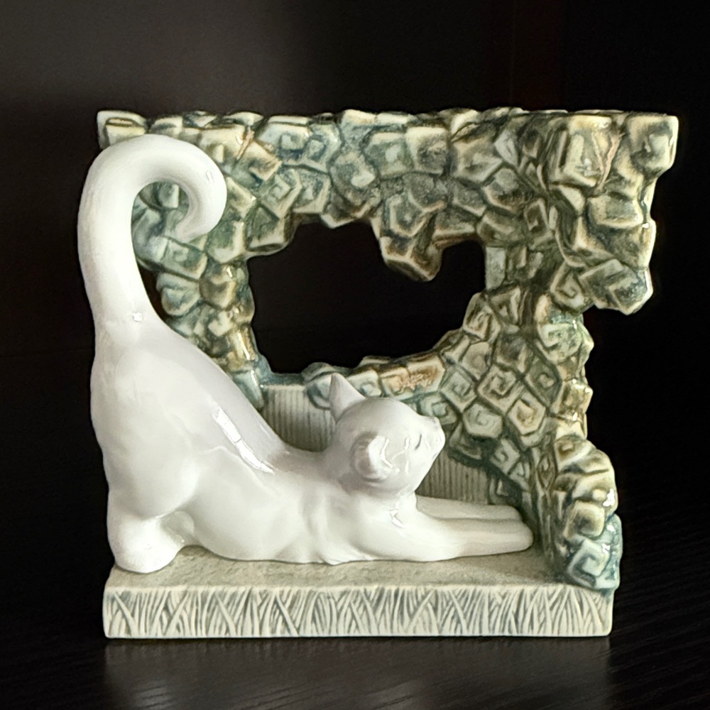 Lladro Cat in Square Green Arbor Figurine